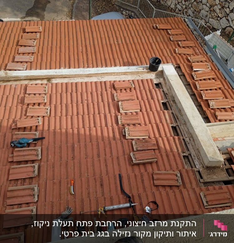 גג רעפים עם כלים ועבודות תיקון